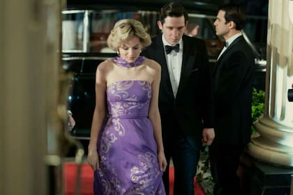 Emma Corrin y Josh O'Connor como los príncipes de Gales en la cuarta temporada de The Crown