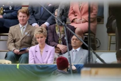 The Crown: Lady Di en su etapa adulta, sentada en una tribuna con Salim Dau, el actor israelí que se puso en la piel de Mohamed Al Fayed, el padre de Dodi