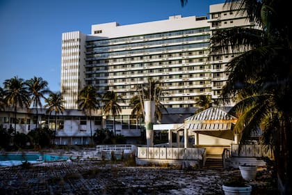 The Deauville Beach Resort en Miami Beach el jueves, 13 de enero de 2022. El hotel fue sede de The Beatles, Frank Sinatra y John F. Kennedy, pero se ha considerado inseguro después de años de abandono
