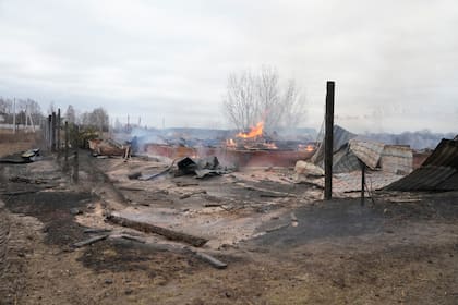 Daños en las afueras de Kiev por los ataques rusos. (AP Photo/Efrem Lukatsky)
