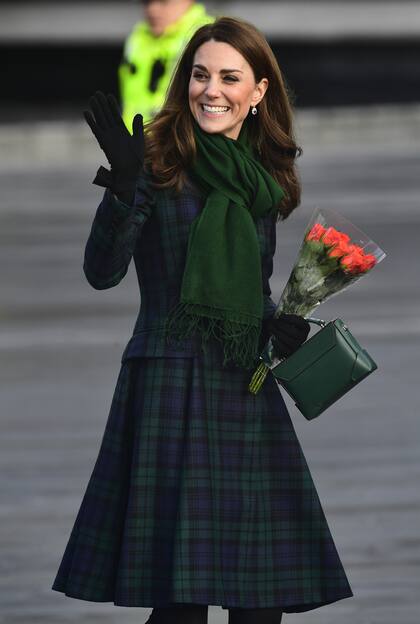 Kate combatió el frío con guantes, bufanda y un elegante tapado escocés en verdes y azul