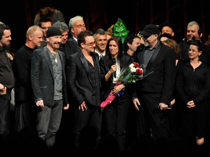  The Edge, Bono y Julie Taymor junto al elenco de la obra en la noche de estreno tantas veces postergada