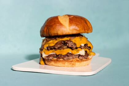 The Emmy Burger lleva dos medallones de carne, queso Emmenthal, cebolla caramelizada, salsa secreta y pan de pretzel.