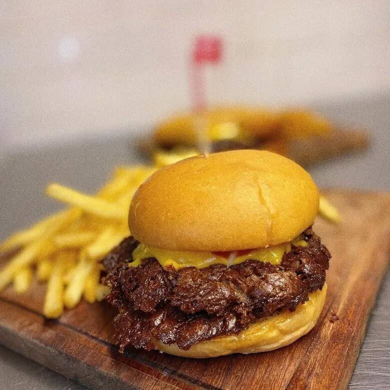 La ciencia detrás del sabor: cómo la técnica smash conquistó las hamburgueserías de Buenos Aires