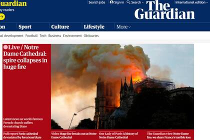 The Guardian también encabezó su sitio con el incendio