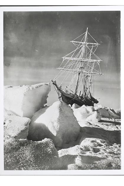 The 'HMS Endurance' caught in the ice in the Weddell Sea of the Antarctic during Sir Ernest Shackleton's Imperial Trans-Antarctic Expedition, circa 1915. (Photo by Hulton Archive/Getty Images)