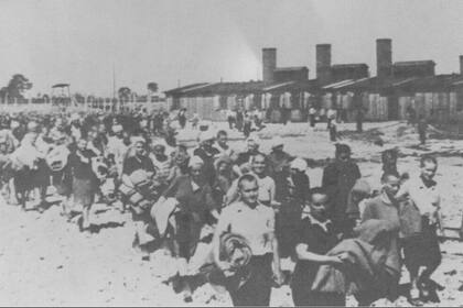 Deportados de Hungría llegan al campo de concentración de Auschwitz