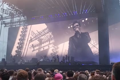The Killers detuvo el show al ver el fanático intentando llegar hasta el escenario