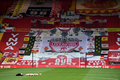 The Kop, la emblemática tribuna de Anfield, decorada con banderas; el himno Youll never walk alone acompañó, como es habitual, a Liverpool