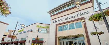 The Mall at Bay Plaza se ubica en 200 Baychester Avenue en el Bronx