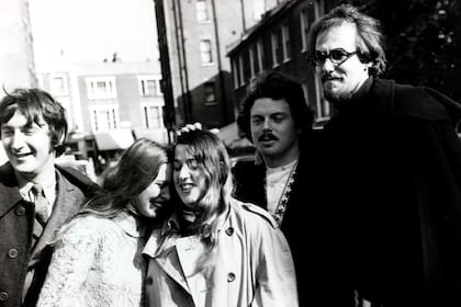 The Mamas & the Papas: Denny Doherty, Michelle Phillips, Cass Elliot, Scott McKenzie y John Phillips.