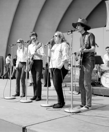 The Mamas & the Papas en vivo en 1966, dos años antes de su disolución