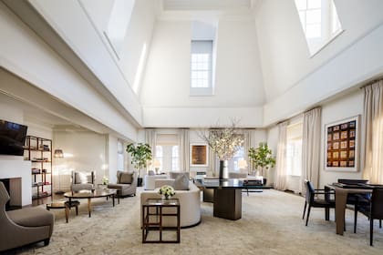 Un vista del penthouse, que incluye tres habitaciones King, dos habitaciones Queen, seis baños, un salón con biblioteca, un comedor para doce personas, y dos habitaciones simples. Cuenta, además, con acceso a la terraza de la azotea que ofrece vistas panorámicas al Central Park.