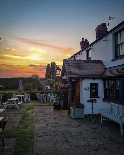 The Oaken Arms, pub de Wolverhampton recibe una dura crítica por parte de una clienta llamada Janet