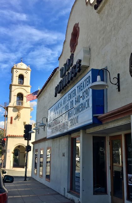 The Ojai Playhouse, el único cine del pueblo, funciona desde 1914 y es uno de los más antiguos de California.