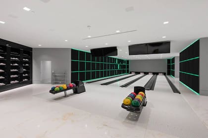 The One cuenta con sus propias canchas de bowling para que los propietarios del lugar y sus invitados se diviertan