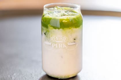 The One with NYC Matcha es un latte helado de matcha en capas que está disponible en la cafetería de Nueva York (CentrePerk)