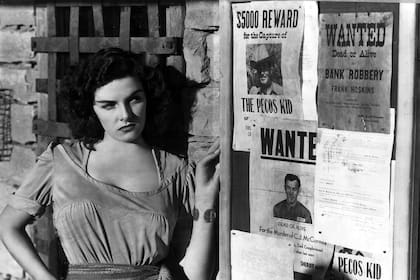 The Outlaw, con Jane Russell, producida por el excéntrico magnate Howard Hughes, fue uno de los films que chocaron de frente con las nuevas reglas de producción de Hollywood