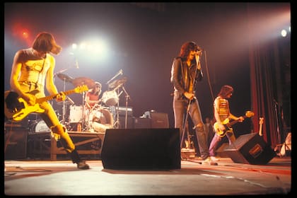 The Ramones en The Palladium, Nueva York, el 7 de enero de 1978, con su formación original: Johnny Ramone (guitarra), Tommy Ramone (batería), Joey Ramone (voz) y Dee Dee Ramone (bajo)