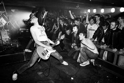 The Ramones/Gira europea/1977: Nadie en la naciente escena del punk en el Reino Unido estaba listo para el ataque de precisión de los Ramones, y tocar ante un público loco por el punk los llevó a hacer sus shows más intensos