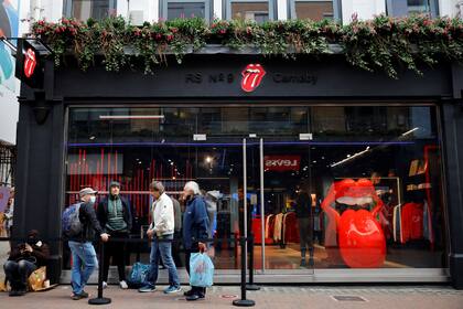 El famoso logo de la banda domina la vidriera del negocio en la calle Carnaby, epicentro del Swinging London en los años 60