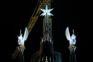 La Sagrada Familia de Barcelona ilumina sus dos nuevas torres