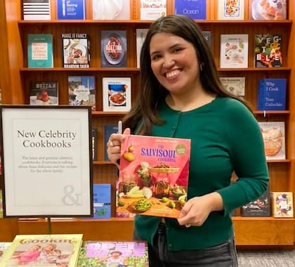The SalviSoul Cookbook: Salvadoran Recipes and the Women Who Preserve Them. Foto: Instagram @Karla_TV