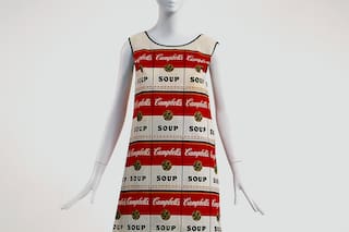 De las corbatas de Dalí al vestido de Warhol y el overol de Marta Minujín