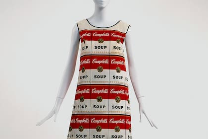 De las corbatas de Dalí al vestido de Warhol y el overol de Minujín