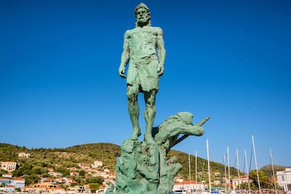 Estatua de Ulises en el puerto de la isla de Itaca, Grecia