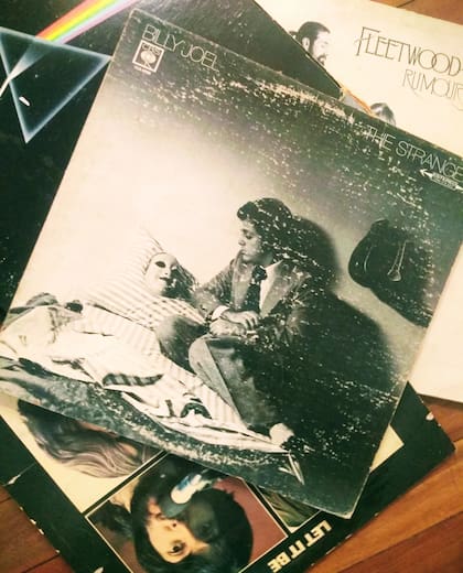 The Stranger, el quinto álbum de Billy Joel lanzado en octubre de 1977, alcanzó la cima en los charts y forma parte de la lista de los 20 álbumes más vendidos en los años 70.