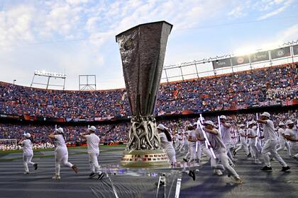 The UEFA Europa League trophy is pictured during the opening ceremony prior to the final football match between Eintracht Frankfurt and Glasgow Rangers at the Ramon Sanchez Pizjuan stadium in Seville on May 18, 2022. (Photo by JAVIER SORIANO / AFP)