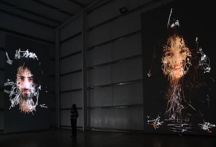 The Wall of Gazes, videoinstalación de Mariano Sardón y Mariano Sigman (2011)