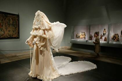 Un ensamble de novia creado por Yves Saint Laurent