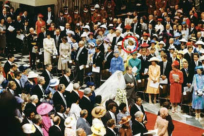El 29 de julio de 1981, Diana entra a la catedral de St. Paul del brazo de su padre, el conde John Spencer, y busca con la mirada a Camilla, que está entre los invitados