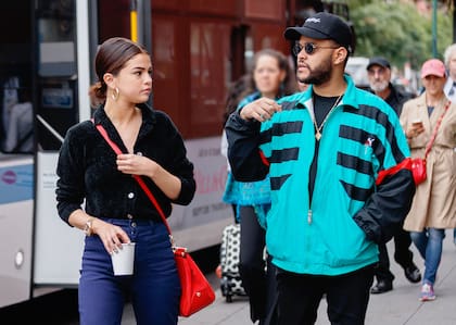The Weeknd con Selena Gomez, quien fue su pareja en 2017, caminando por Nueva York  
