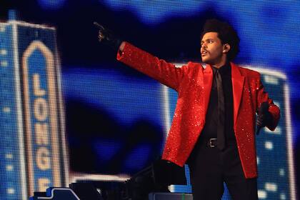 The Weeknd durante el espectáculo de medio tiempo del juego de fútbol americano Super Bowl 55