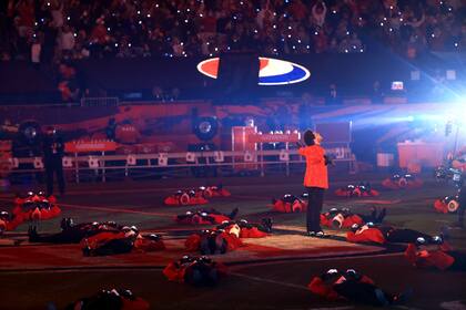 The Weeknd durante el espectáculo de medio tiempo del juego de fútbol americano Super Bowl 55