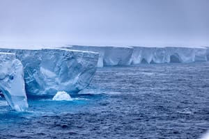 El iceberg más grande del mundo se desplaza majestuosamente por el océano Antártico