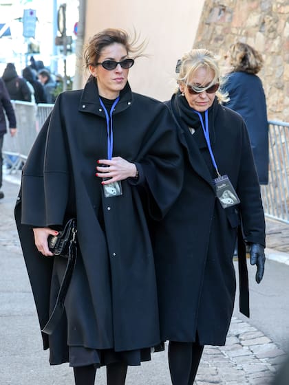 Théa Charrier (nieta de Brigitte Bardot) y su madre, Anne-Line Bjerkan, viajaron desde Noruega para asistir al funeral de BB en Saint-Tropez, Francia. (Foto de Arnold Jerocki/Getty Images)