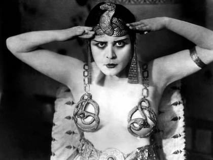 Theda Bara en la película de 1917 donde interpretó a la gran faraona
