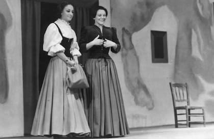 Thelma Biral en una escena de Yerma, junto a María Casares; fue su debut en el teatro porteño