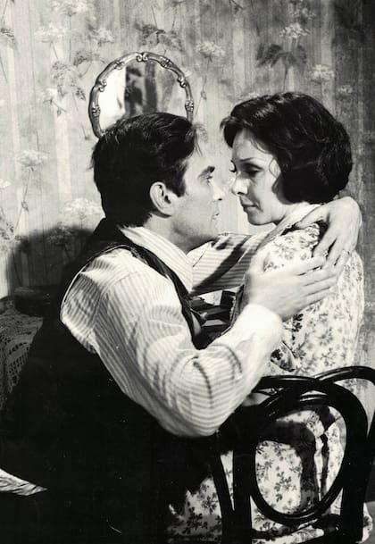 Thelma Biral y Alfredo Alcón en una escena de Los siete locos, film dirigido por Leopoldo Torre Nilsson