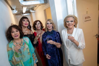 Thelma Biral y sus compañeras en la obra Brujas, en una producción especial de LA NACION realizada el año pasado