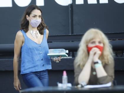 Thelma Fardin, al inicio de la conferencia de prensa en el Centro Cultural Recoleta, junto a la actriz Cecilia Roth