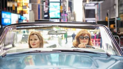 Thelma (Genna Davis) y Louise (Susan Sarandon), nuevamente a bordo del Ford Thunderbird