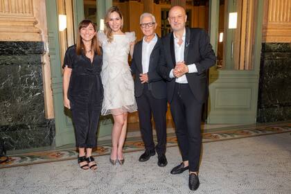 Thelma Vivoni, directora ejecutiva del Teatro Colón, junto a la creadora de SAC, Elina Costantini, su esposo Eduardo Costantini y el diseñador Fabián Zitta