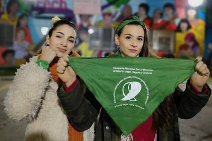 "Thelma y yo en la reciente marcha en Chile donde acompañamos el movimiento de mujeres, especialmente a las actrices chilenas #rach, que se inspiraron en nuestra colectiva para crear su propia agrupación", cuenta Azcurra