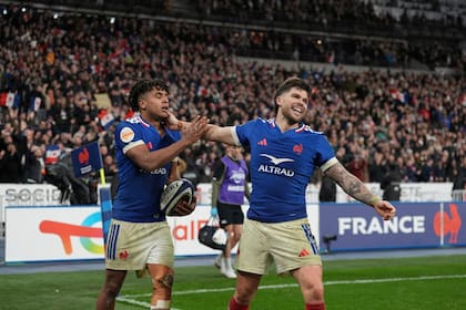 Théo Attissogbe y Matthieu Jalibert esperan que Francia se consagre este sábado bicampeón consecutivo del Seis Naciones, cuando sea local contra Escocia.