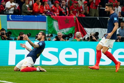 Theo Hernández convierte el primer gol de Francia ante Marruecos